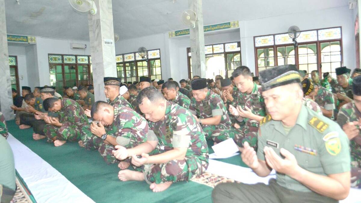 Mantan KASAD Meninggal Dunia, Korem 042/Gapu Laksanakan Sholat Ghoib