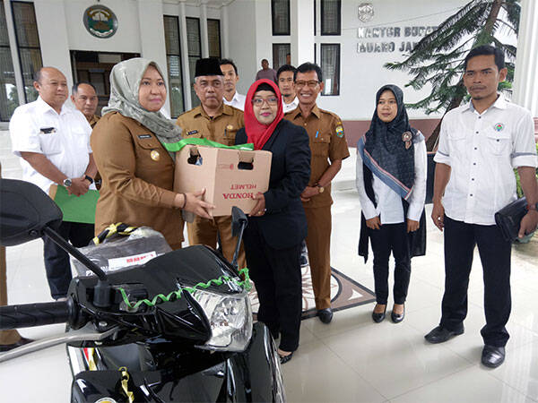 Masnah Serahkan Sepeda Motor Pendamping Lokal Desa