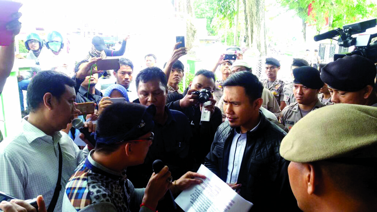 Massa Desak Copot Kadis Dukcapil