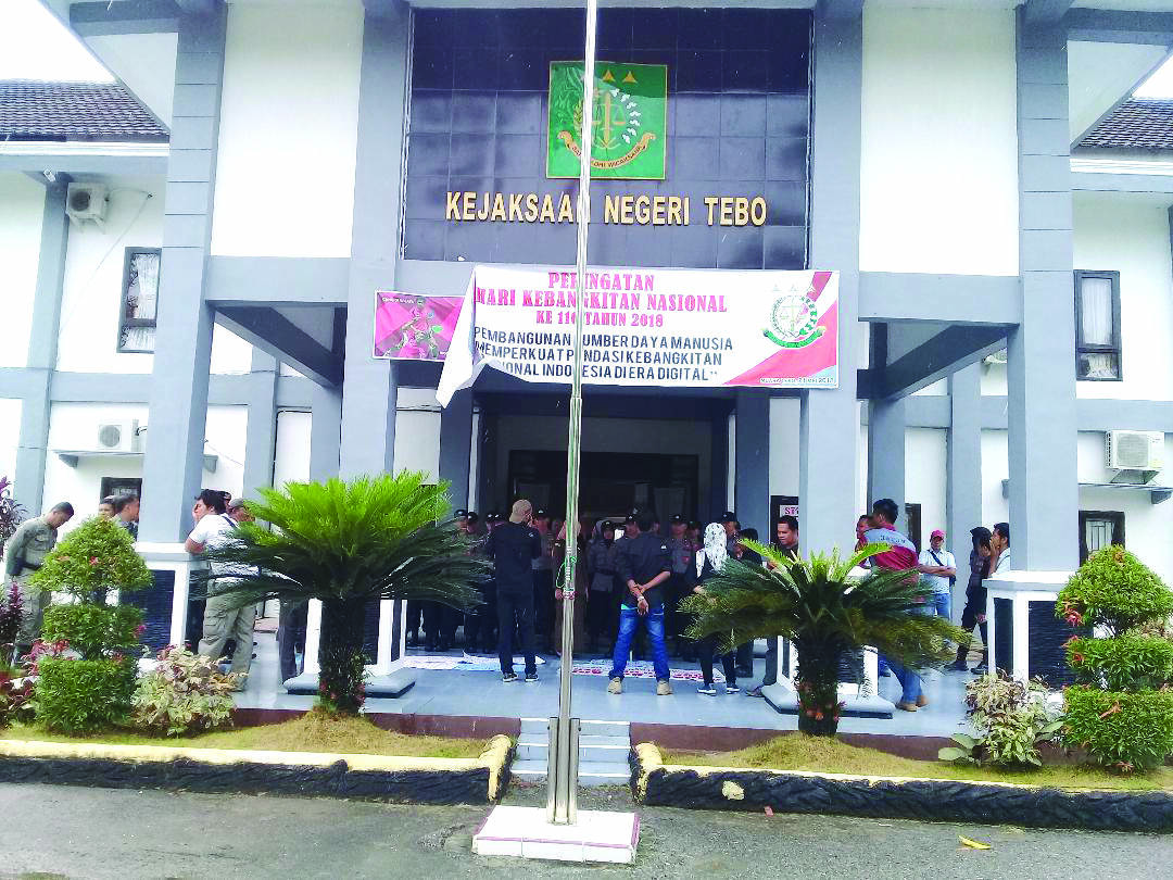 Massa Desak Usut Tuntas Kasus Korupsidi Tebo
