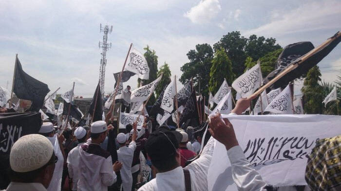 Massa Gelar Aksi Damai Bela Bendera Tauhid