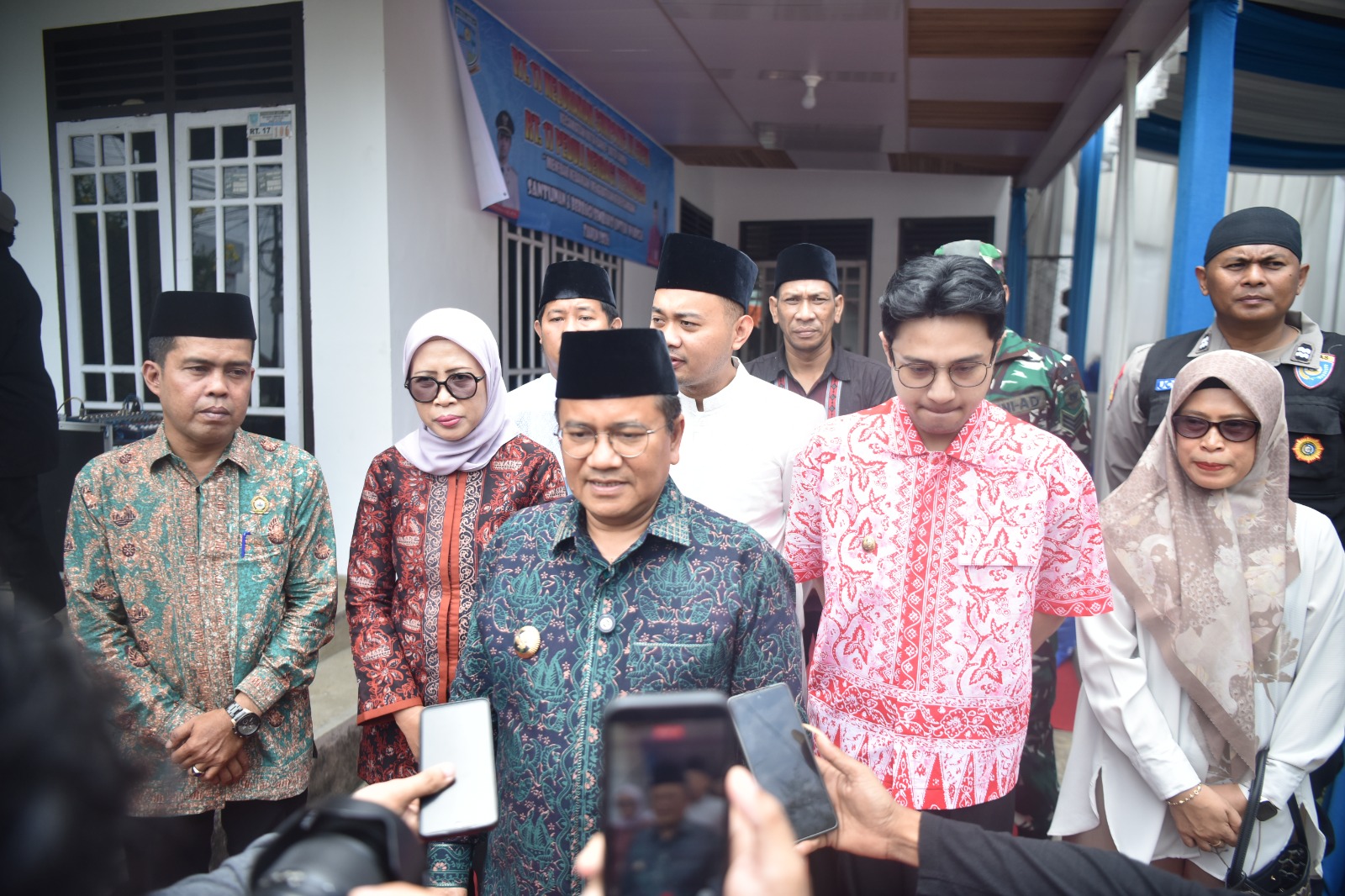 Maulana-Diza Bagi 50 Paket Sembako, Apresiasi Program RT 17 Simpang III Sipin