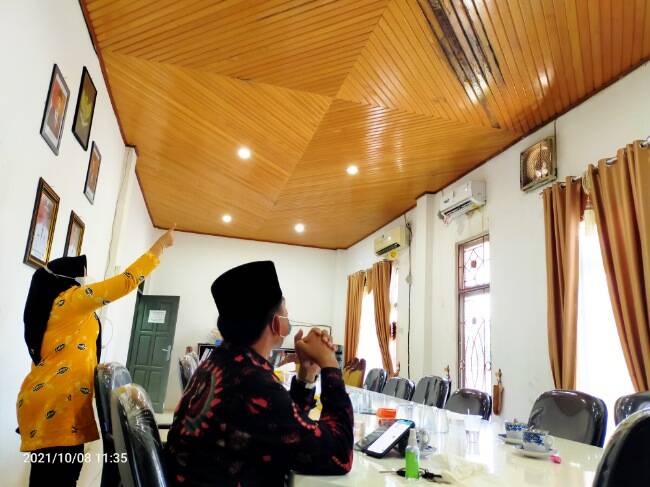 Meja Rapat Kejatuhan Air Toilet Wakil Ketua DPRD Batanghari