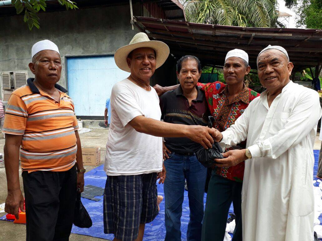 Menambah Amaliyah dan Berbagi UE Bagi-Bagi Daging Kepada Warga
