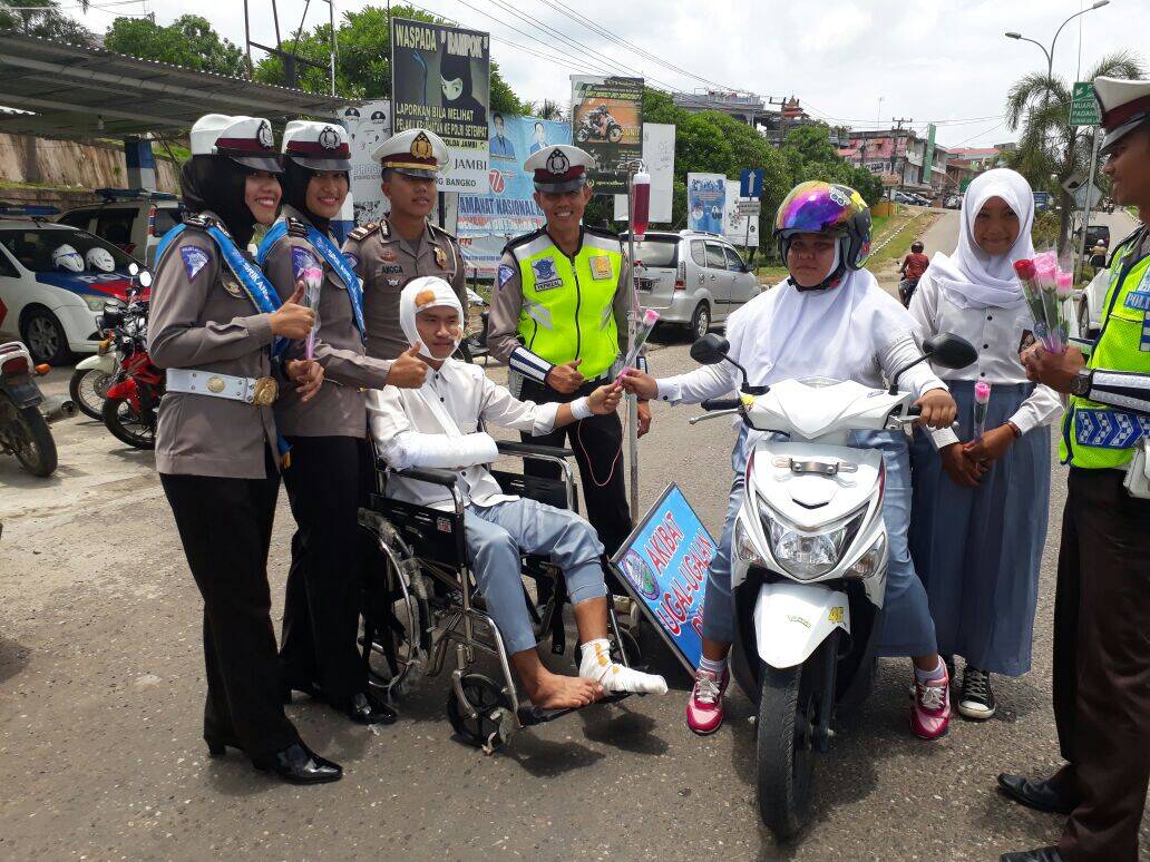Mengharukan, Korban Lanlin Berikan Bunga ke Pengendara