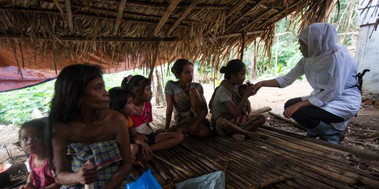 Mensos Menangis Saat Disambut Suku Anak Dalam