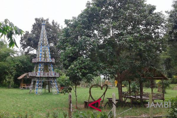 Miniatur “Menara Eiffel” Hadir Dekat Candi Muarojambi