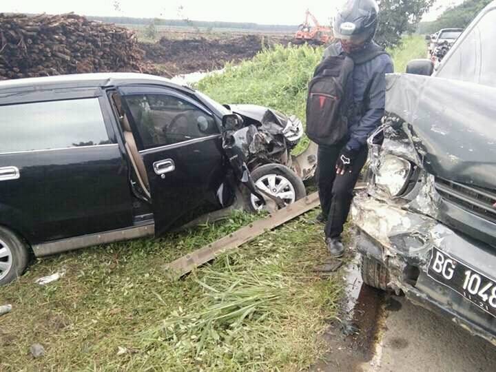 Mitsubishi Kuda dan Avanza Adu Kambing di Jalan Sabak &#8211; Jambi