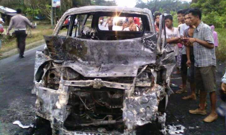 Mobil APV Terbakar di Tambang Baru 2 Orang di Kabarkan Tewas