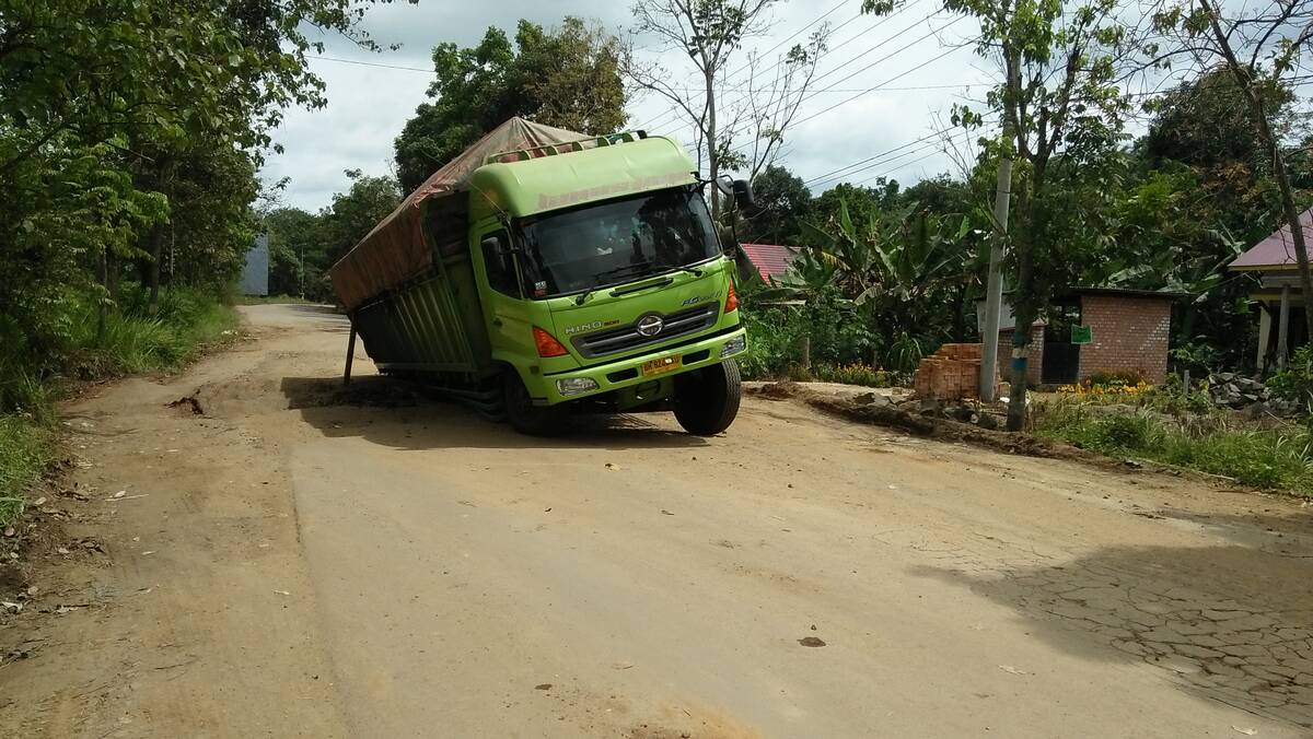 Mobil Dump Truck Terperosok, Masyarakat Keluhkan Kualitas Jalan Nasional
