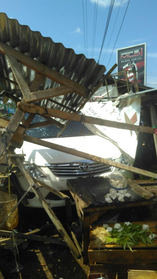 Mobil Kijang Tabrak Pasutri