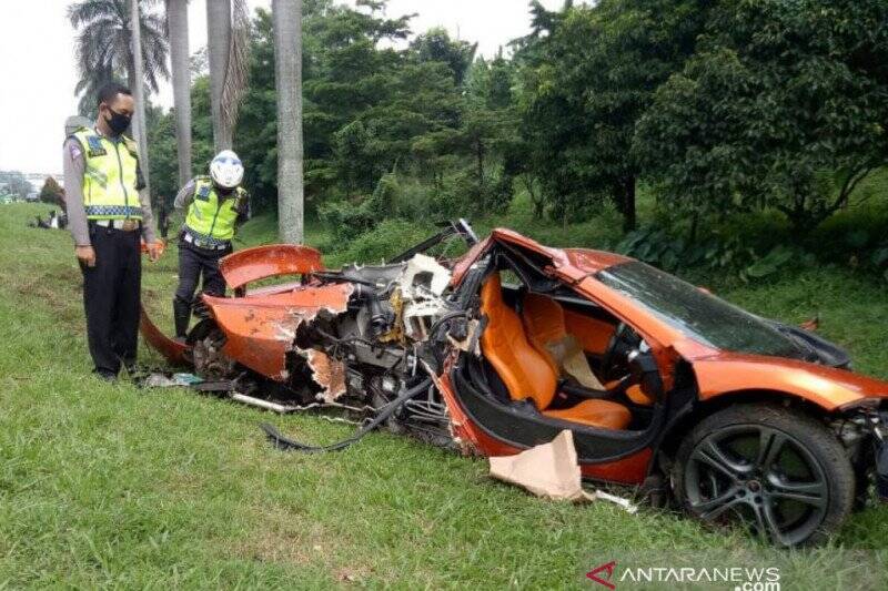 Mobil Mewah McLaren Alami Kecelakaan di Tol Jagorawi