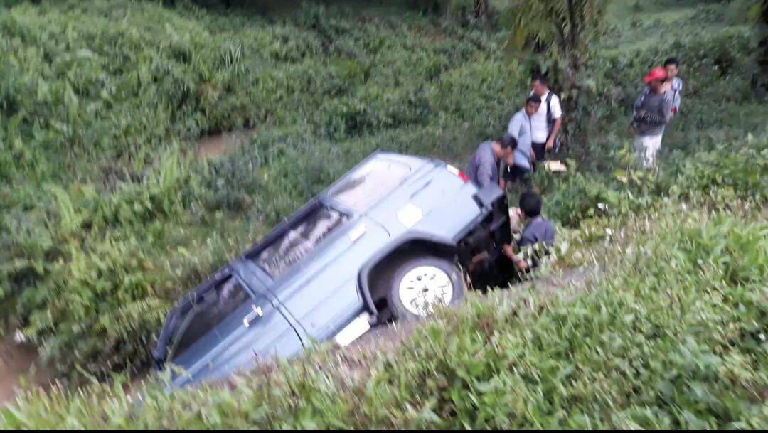 Mobil Petugas KPU Provinsi Jambi Nyunsep Di Kali