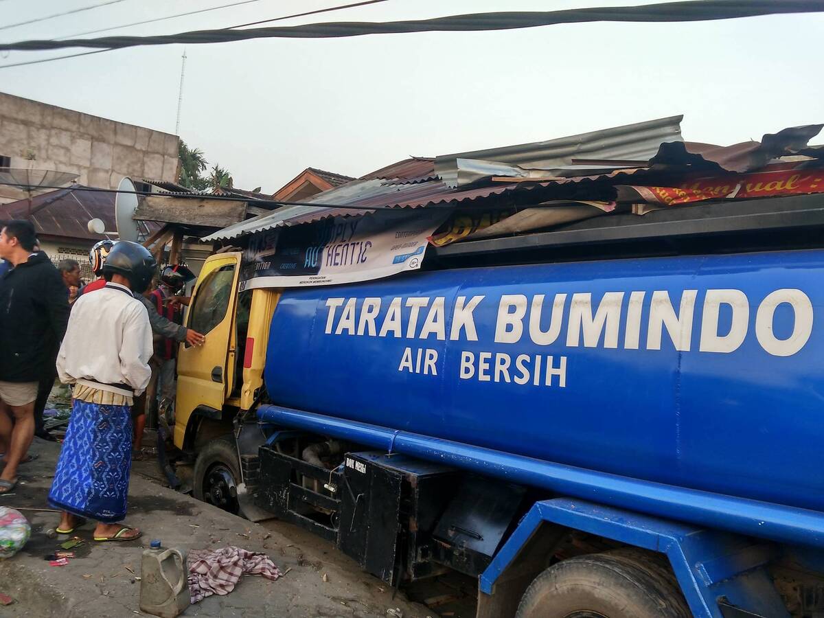 Mobil TARATAK BUMINDO Hantam Rumah Warga