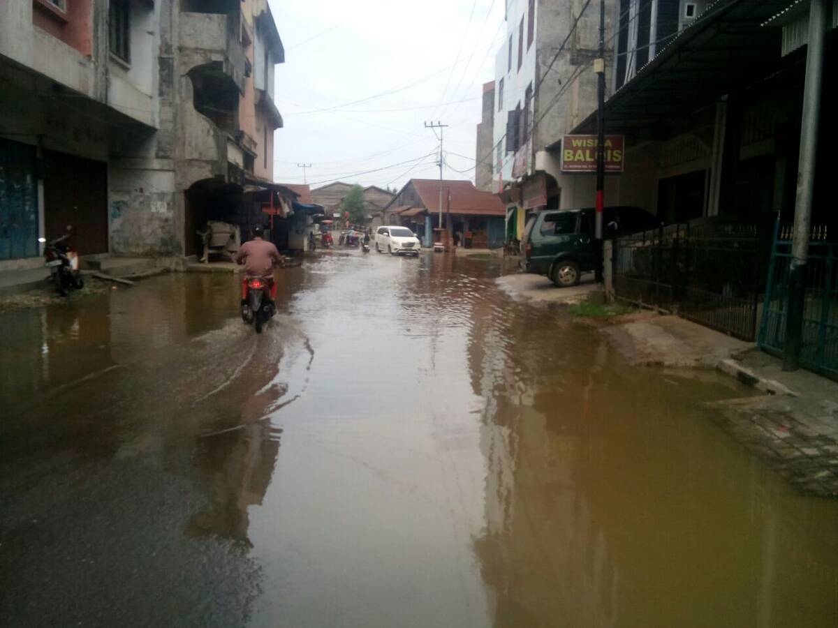 Musim Banjir Rob Mulai Genangi Ruas Jalan Dalam Kota