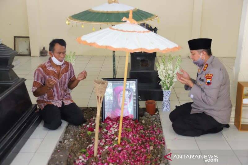 Naik Bintang 3, Kapolda Jateng Ziarah Makam Ibunda Jokowi