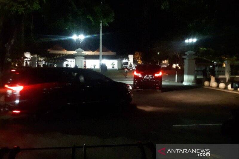 Naik Toyota Alphard Warna Hitam, Jokowi Bermalam di Gedung Agung