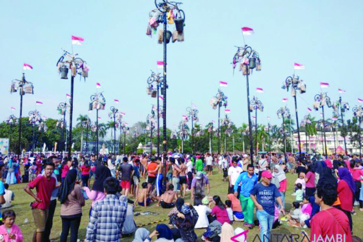 Panjat Pinang 73 Batang Meriahkan HUT RI
