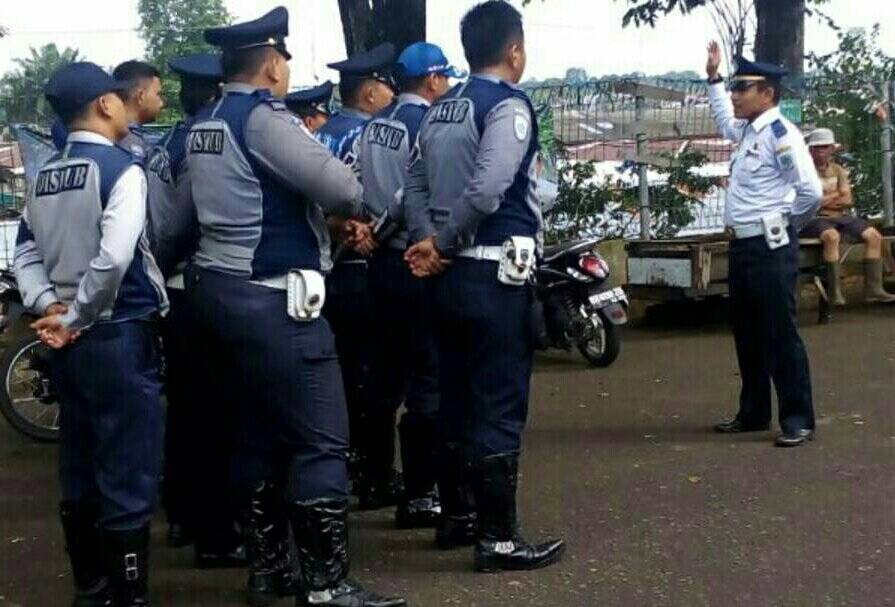 Parkir Sembarangan di Bahu Jalan
