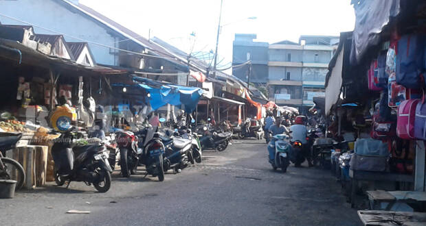 Pasar Parit Satu Semrawut