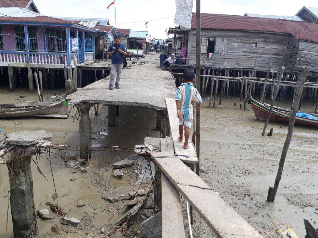 Pasca Ambruk, Warga Meniti Jalan di Atas &#8220;Sekeping&#8221; Papan