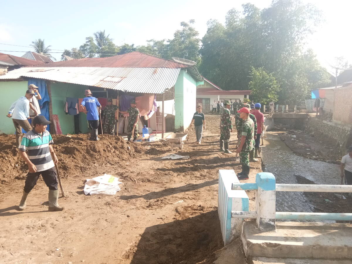 Pasca Banjir Bandang, Puluhan TNI Goro Bersama Masyarakat Kumun