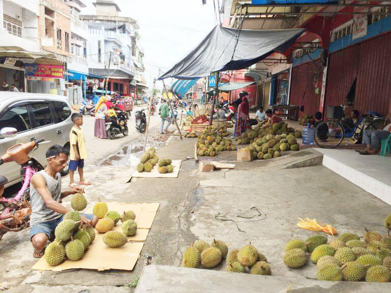 Pedagang Durian Ganggu Pengguna Jalan