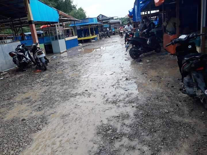 Pedagang Keluhkan Kondisi Jalan Menuju Pasar Parit I