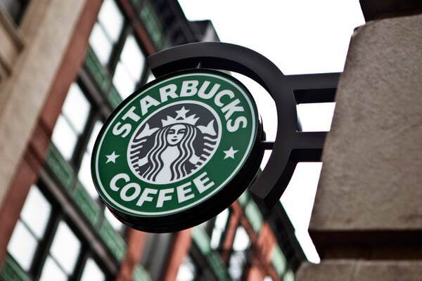 Pegawai Starbucks Intip Payudara Pengunjung