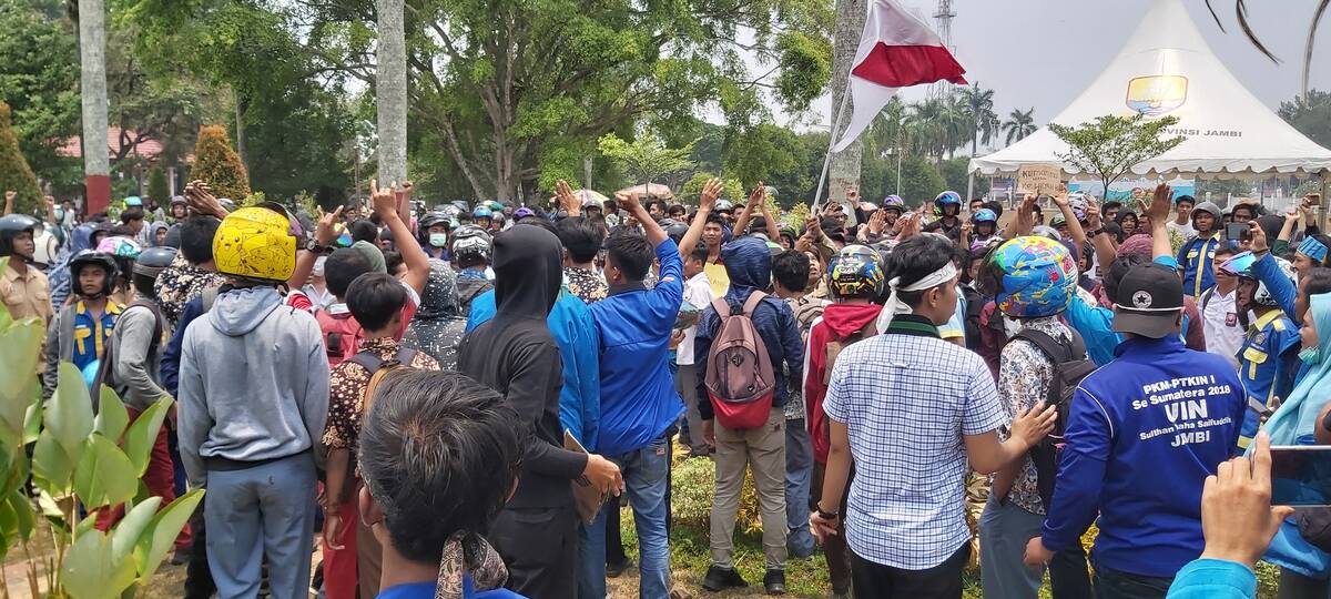 Pelajar Ikut Berdemo Bersama Mahasiswa di Kantor DPRD dan Gubernur Jambi
