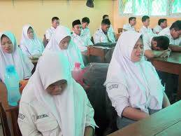 Pelajar SMA Tidak Perlu Bayar SPP