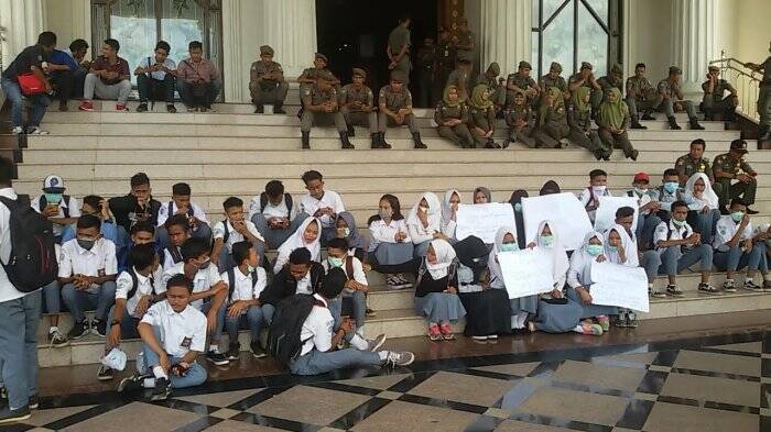 Pelajar SMKN 9 Muarojambi Protes Kebijakan Sekolah