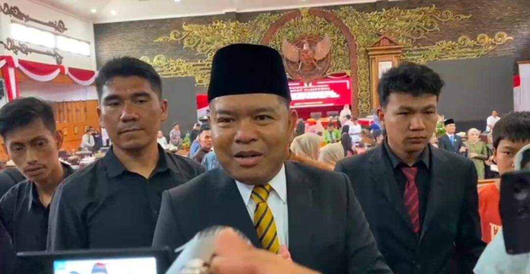 Pelantikan Amrizal Anggota DPRD Provinsi Jambi yang Pakai Ijazah Orang Lain Dikawal Beberapa Orang, Cek Endra: Biarlah, Tunggu Saja Proses Hukum