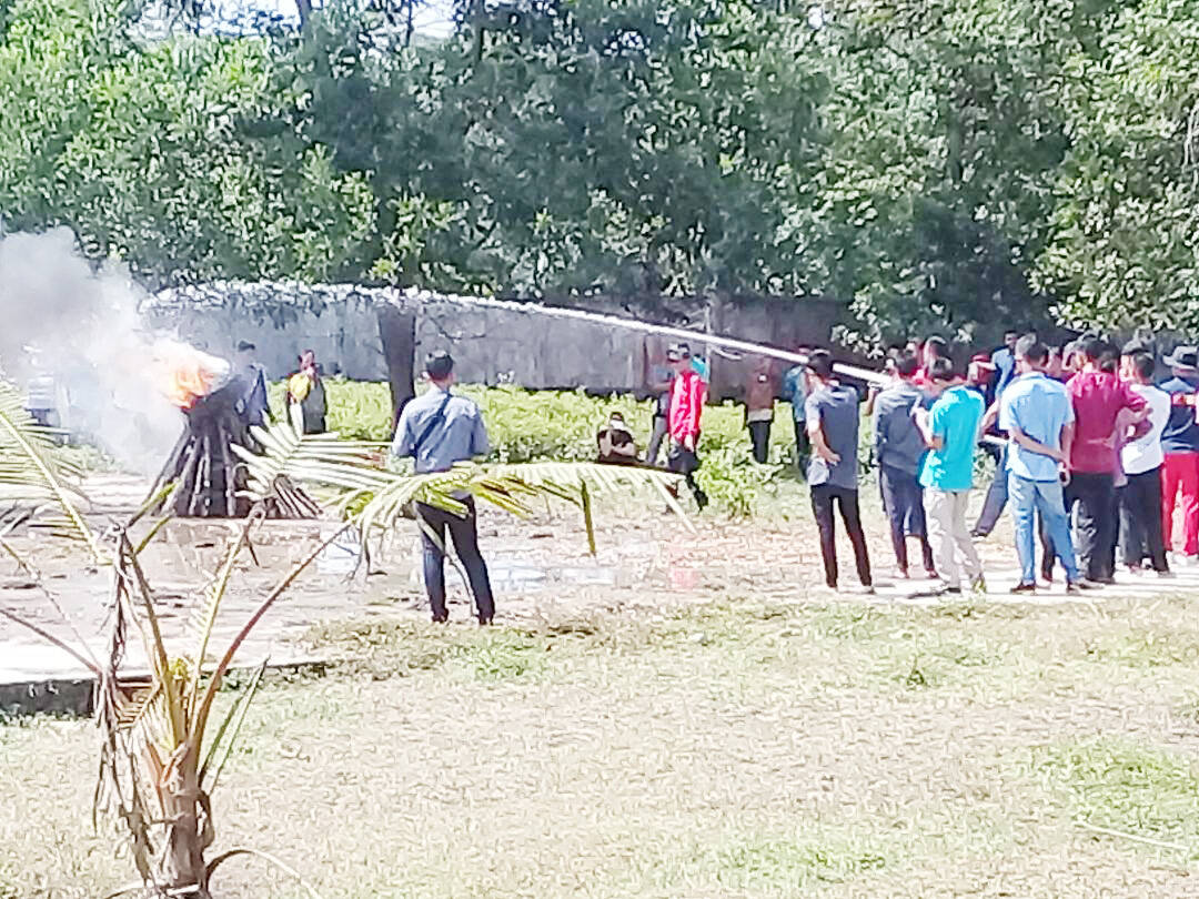 Pelatihan Penggunaan Alat Pemadam Dalam Simulasi Karhutla