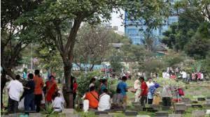 Pemakaman Kota Jambi Ramai Dikunjungi Peziarah