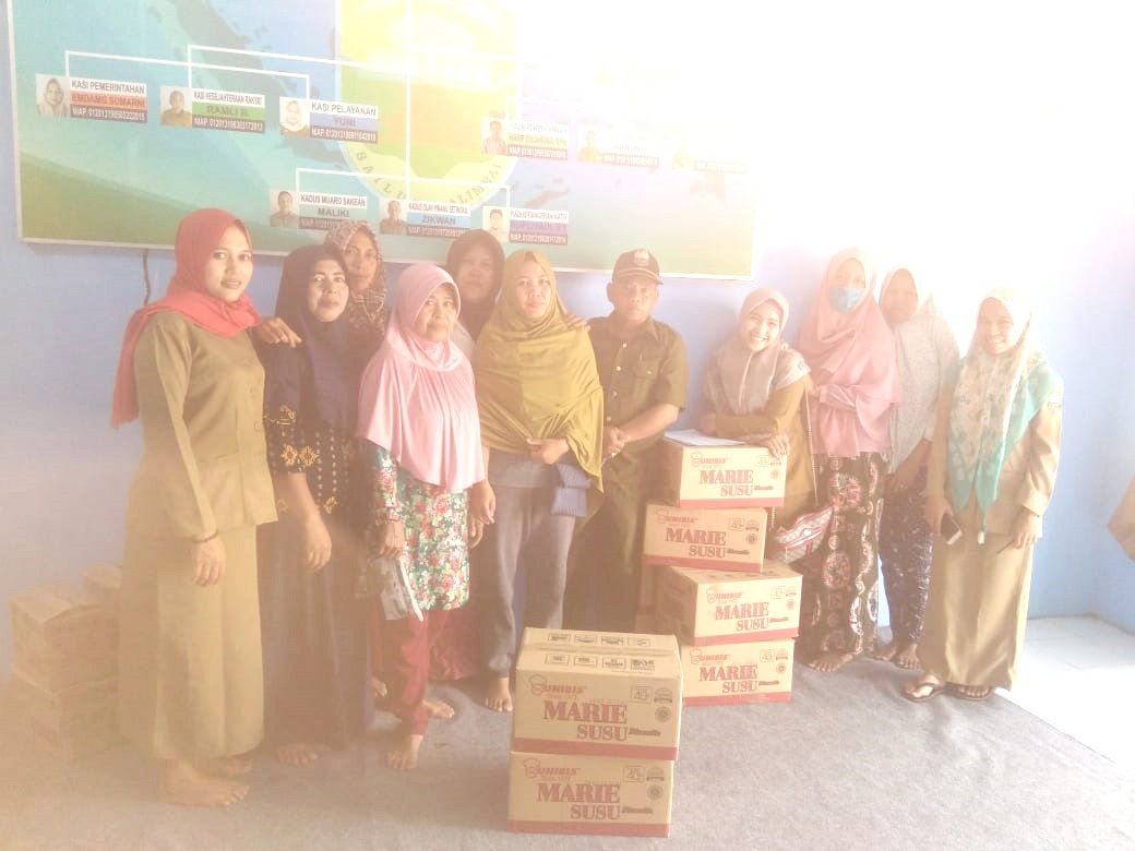 Pemdes Penyenggat Olak Serahkan Makanan Tambahan ke Kader Posyandu