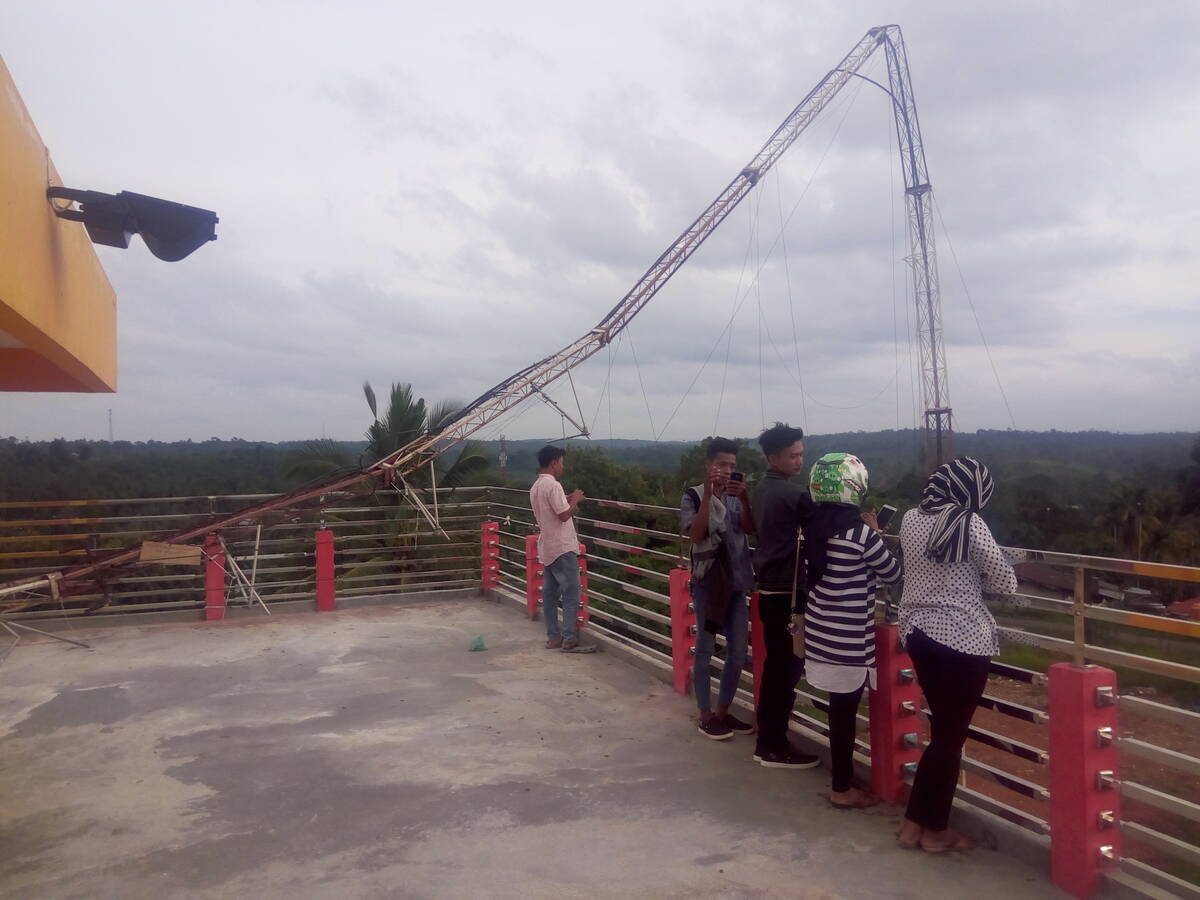 Pemkab Cuekin Menara Radio yang Roboh