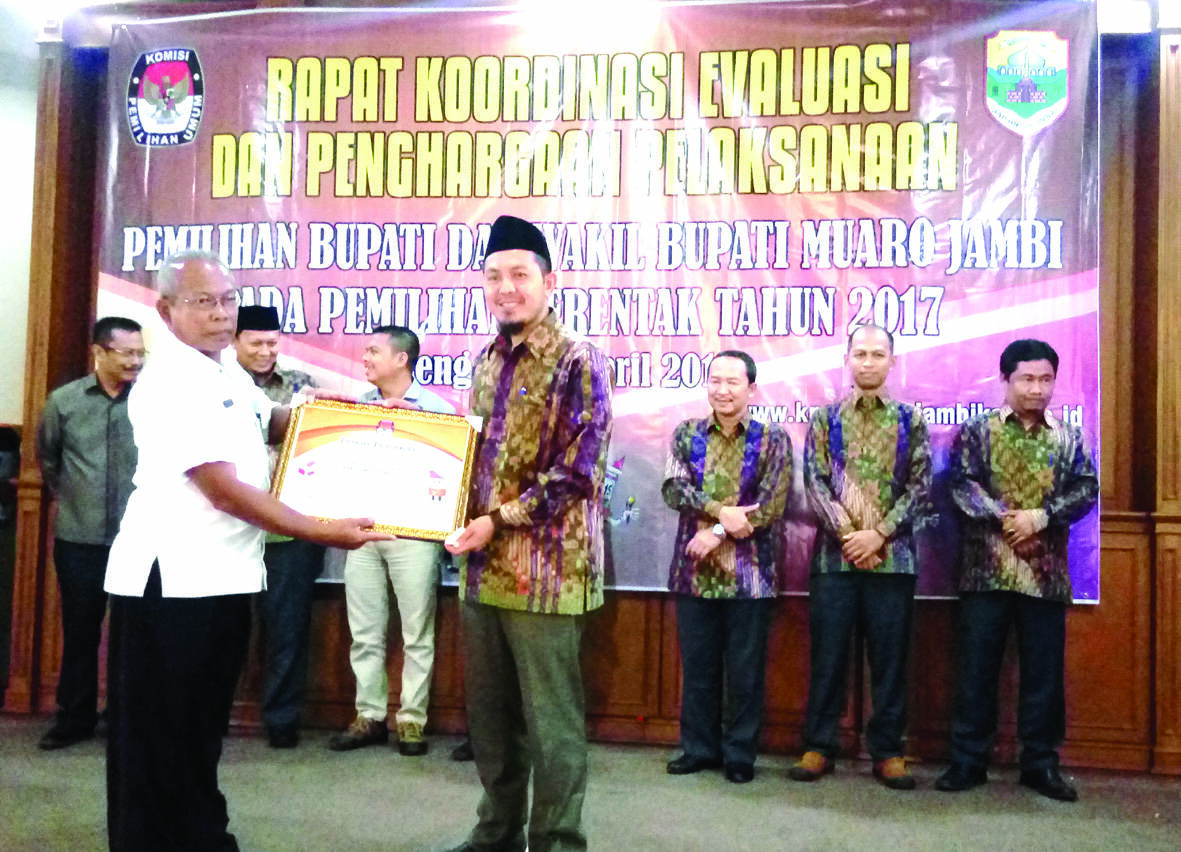 Pemkab Muarojambi Terima Penghargaan Dari KPUD