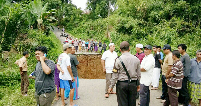 Pemkab Segera Bangun Jalan Poros Darurat Rantau Gedang Yang Ambruk
