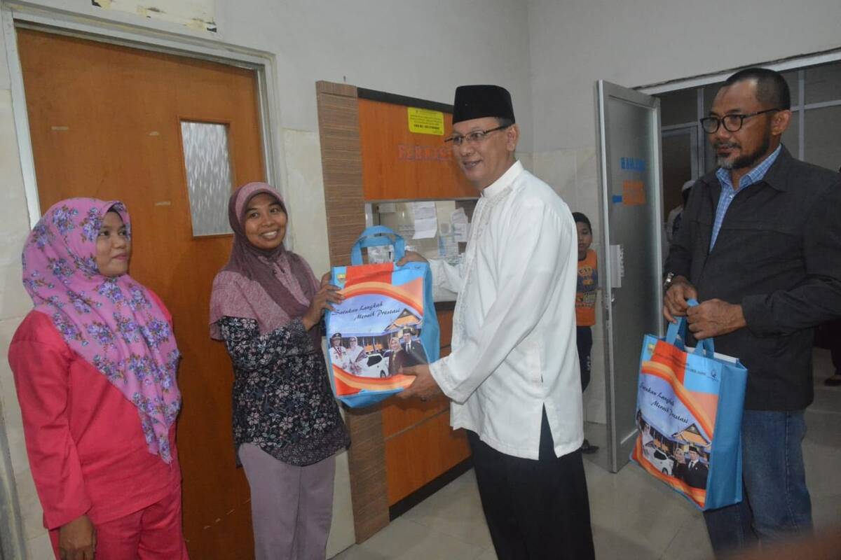 Pemprov Jambi Bagikan Bingkisan Pada Pegawai RSUD Raden Mattaher