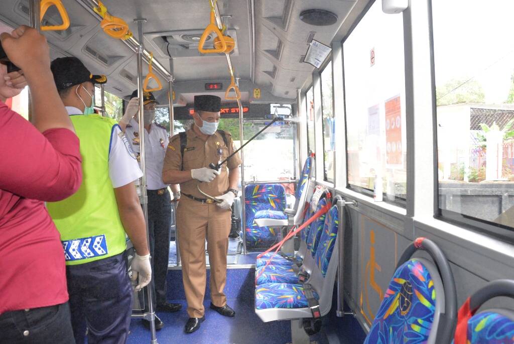 Pemprov Semprotkan Disinfektan di Bus Trans Siginjai