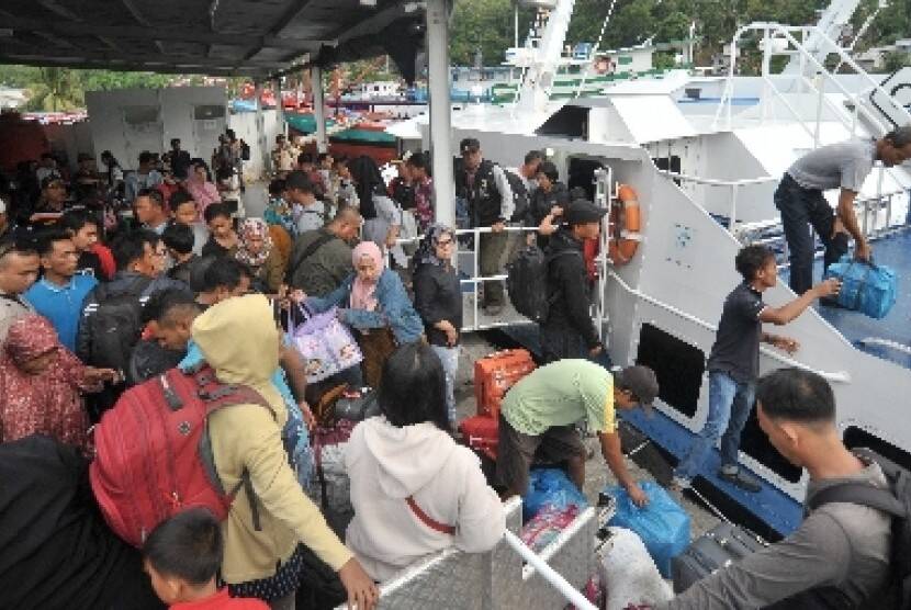 Pemudik Padati Pelabuhan Roro Kuala Tungkal