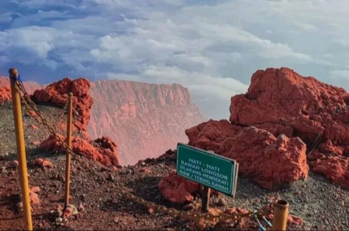 Penampakan Bibir Kawah Gunung Kerinci Retak 4 Meter