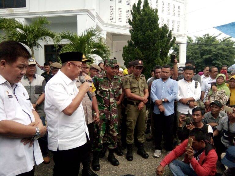Pendemo Datangi Rumdis, Bupati CE Janji Selesaikan Konflik Masyarakat Dengan PT AAS