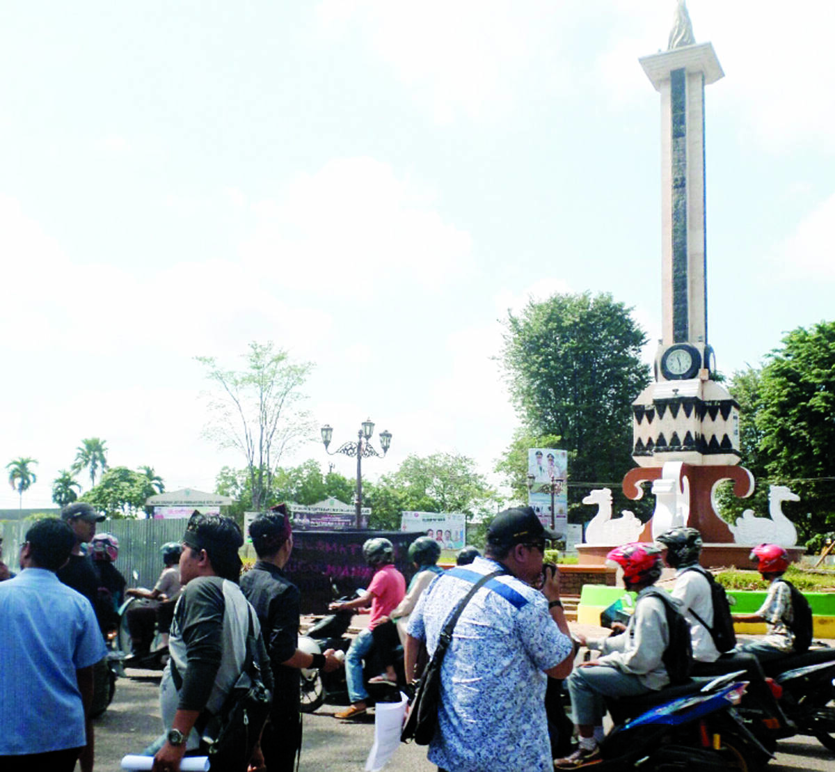 Pendemo Tolak Perobohan Tugu Monas Jambi