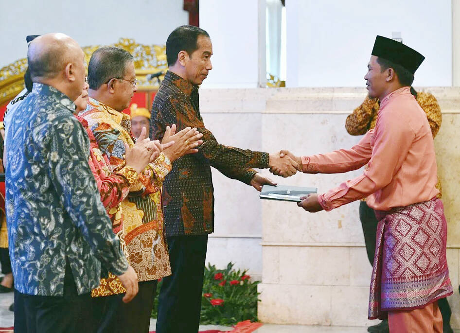 Pengelola Hutan Adat Jambi Terima SK Presiden