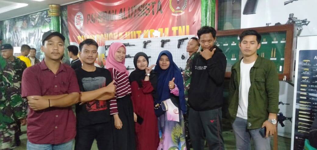 Pengunjung Serbu Senjata di Korem 042/Gapu Untuk Berswafhoto