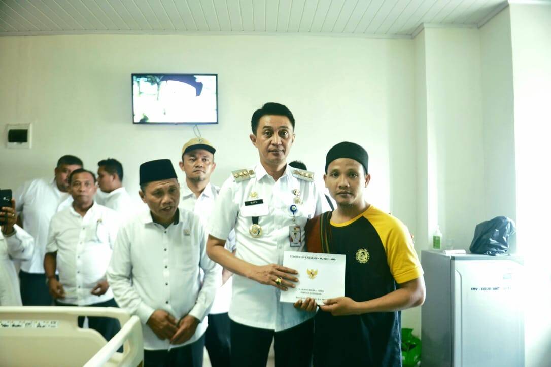 Penjabat Bupati Muaro Jambi Bantu Korban Lakalantas Truk Batu Bara