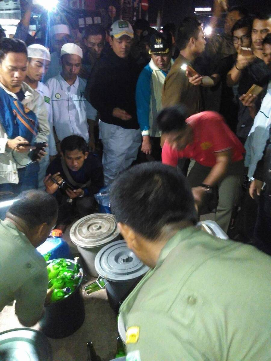 Penjual Minuman Tuak Digerebek Polsek Kota Baru dan FPI