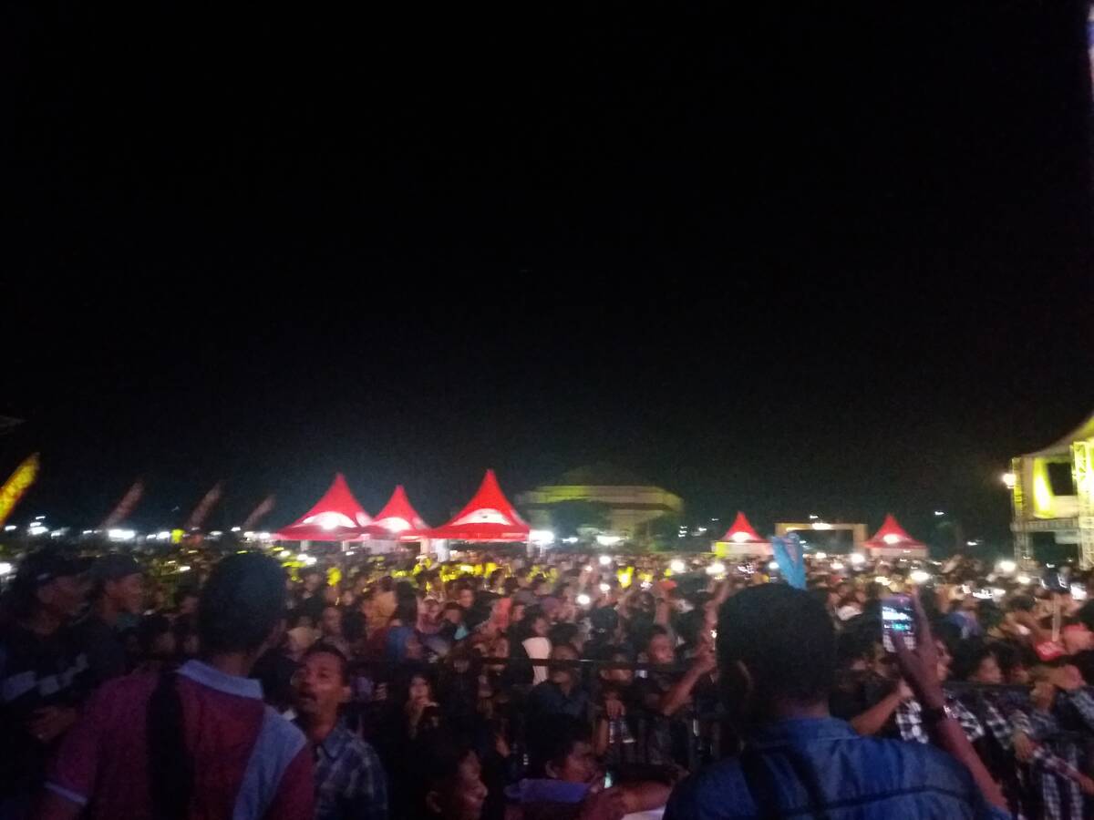 Penonton Rock N’ Dut Apache di Tanjabtim Membludak